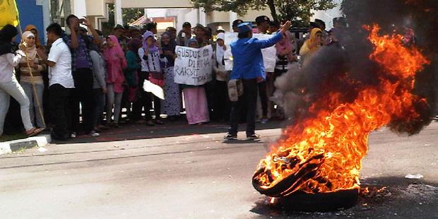 Lecehkan Gus Dur, Sutan Bhatoegana Didemo