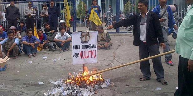 Sindir Bhatoegana, Pecinta Gus Dur Lepaskan Bebek