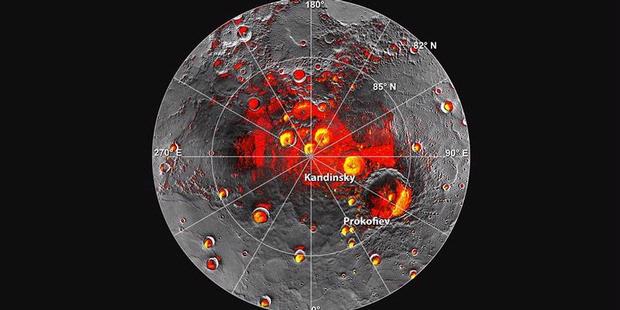  Bagian berwarna merah adalah kutub utara Merkurius. Wahana Messenger membuktikan bahwa es ada di wilayah itu. 