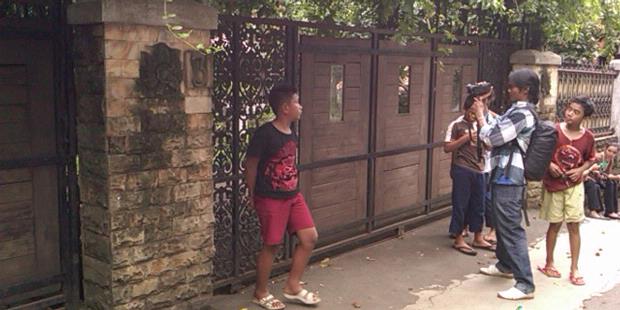 Gendong Anak, Andi Malaranggeng Tiba di Rumah Pribadi