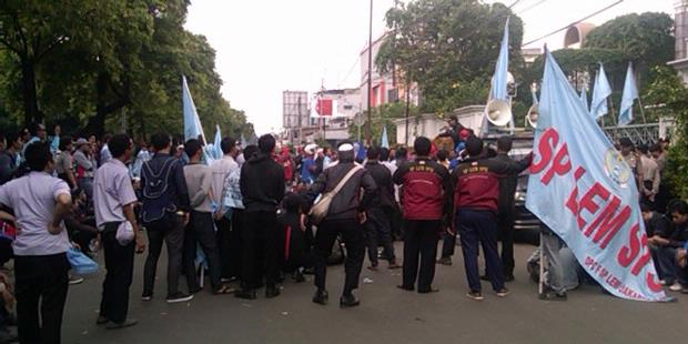PHK Sepihak, Ratusan Buruh Tutup Jalan Rawamangun