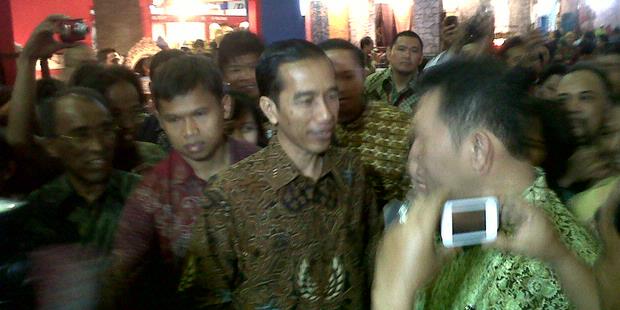 Rayuan Maut Ibu-ibu Cari Perhatian Jokowi