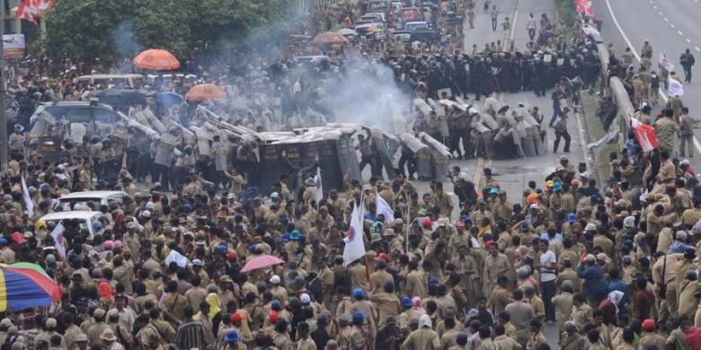 1705134 unjuk rasa perangkat desa dibubarkan paksa 780x390