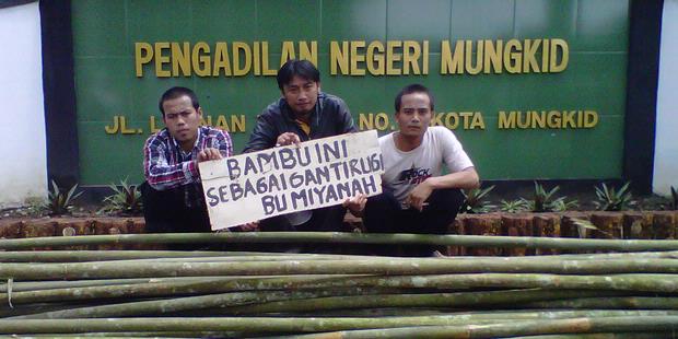 Eksepsi 'Tebang Bambu' Ditolak, Massa Histeris