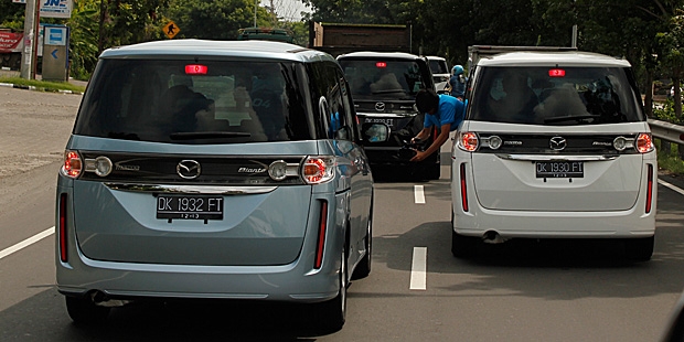 Toyota nav1 vs nissan new serena