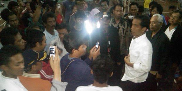 Tengah Malam, Jokowi Tengok Korban Banjir