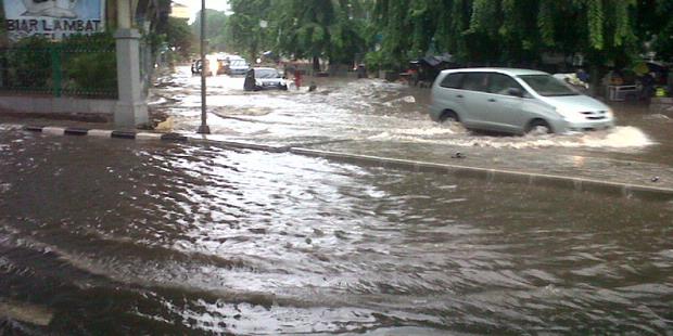 Jakarta Tergenang Air! (belum ada rumah yg terendam banjir, baru tergenang..!!) 1