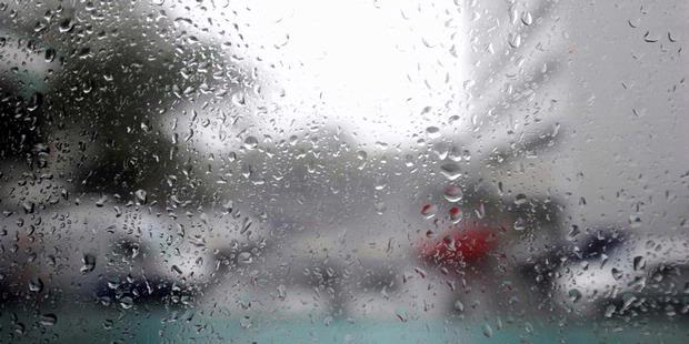 Trotoar Ambles akibat Saluran Mampat di Jalan Wijaya II