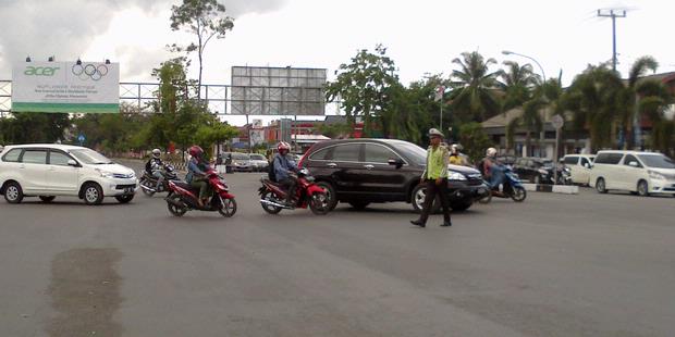 Jalan di Makassar Macet Akibat Parkir Liar