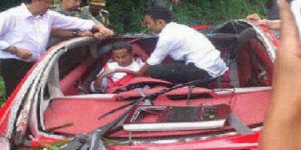 Foto Dahlan Iskan dan TUCUXI yang hancur sesaat setelah kecelakaan akibat rem mobil yang tidak berfungsi