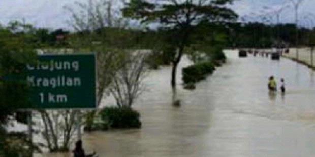 Tol Menuju Merak Banjir, Kemacetan Terus Mengular