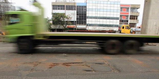 Kerusakan Jalan Bahayakan Pengguna Jalan