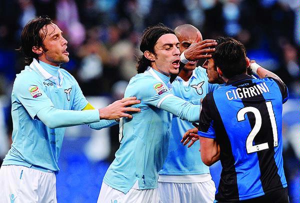 KOMPAS bola - Lazio Kian Dekati Juventus, Milan Imbang Lagi
