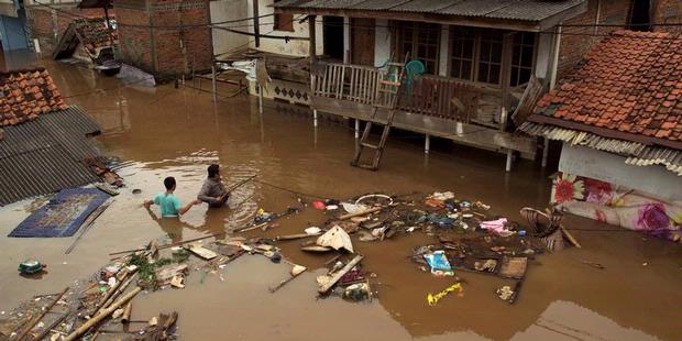 Banjir melanda Jakarta menyebabkan banyak penduduk harus mengungsi