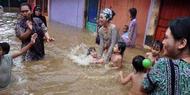 Banjir Setinggi Pinggang, Bocah Terjun Bermain Air di Bukit Duri