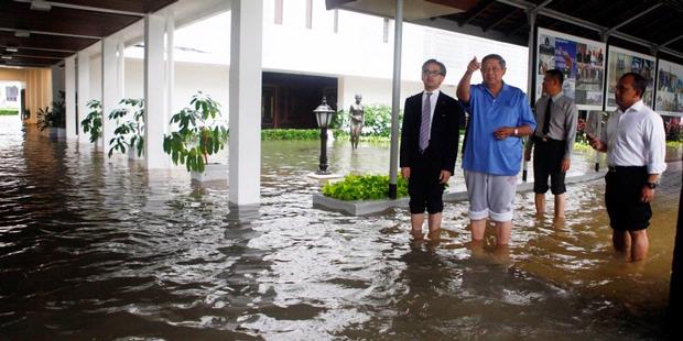 SBY Gulung Celana Saat Pantau Banjir di Istana