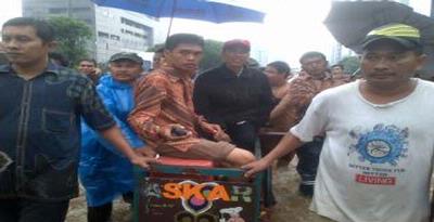 Jokowi Naik Gerobak Susuri Banjir di Bundaran HI
