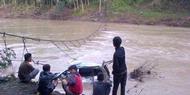 Jembatan Putus, Mobil Tercebur, Satu Tewas Tiga Hilang
