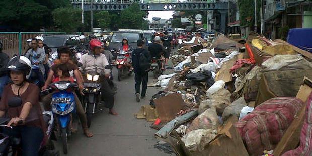 Sampah Banjir Menumpuk, Warga Kota Bambu Marah