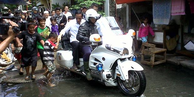 Jokowi Naik Moge Tinjau Banjir di Penjaringan