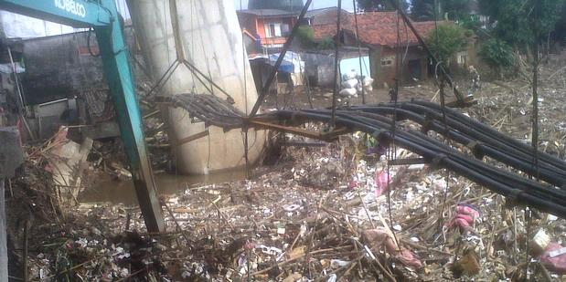Pascabanjir, Sampah di Kalibata Mulai Dikeruk
