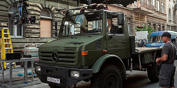 Salah satu adegan menggunakan Mercedes-Benz Unimog