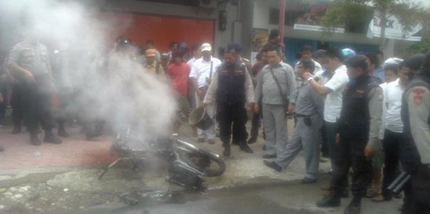 Pertokoan di Makassar Lumpuh PascaPembakaran Motor