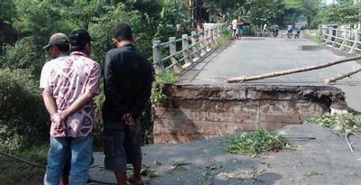Jembatan Ambrol Putuskan Jalur Alternatif Kediri-Tulungagung