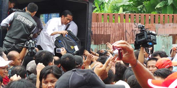Jokowi: Warga Bantaran, Pelan-Pelan Ya...