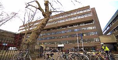 Universitas di London Tutup Musala