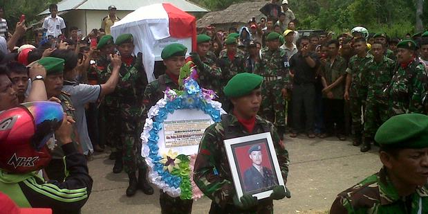 Sambut Jenazah Praka Jojon, Istri Almarhum Pingsan