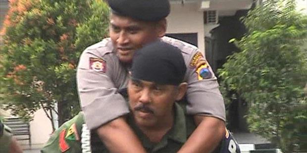 Aksi Damai, Anggota TNI Gendong Polisi