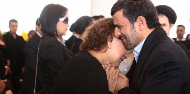 Foto Ahmadinejad Peluk Ibu Chavez Bikin Marah Ulama