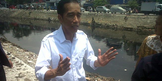 Jokowi Janji Gempur Habis Bangunan di Sisi Sungai Pakin