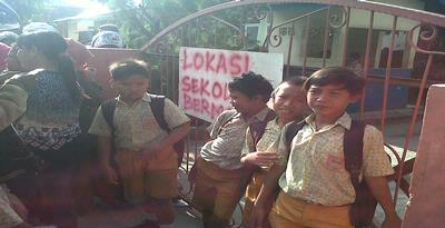 Tak Diangkat Jadi PNS, Guru Honorer Segel Sekolah