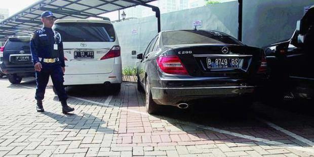 KPK Sita Toyota Cruiser Luthfi dan Honda Jazz Fathanah