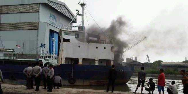 Kapal Motor Pulau Baru terbakar di Dermaga Kalimas