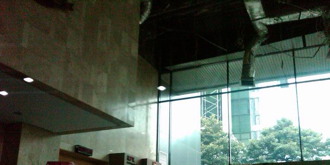 Plafon Jebol, Ruang Tunggu dan Teras Gedung KPK Rusak