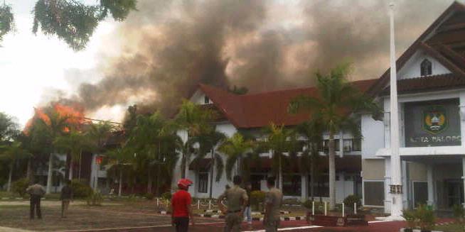 Kantor yang dibakar massa yang menolak hasil perhitungan pemilihan Walikota Palopo, Sulawesi Selatan