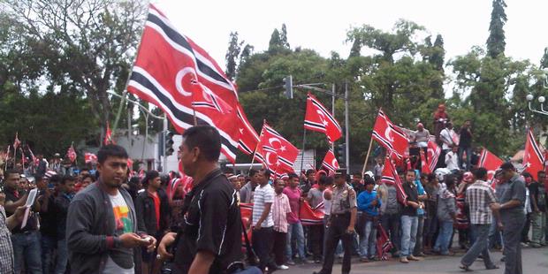 Massa Pendukung Bendera Bulan Bintang Dihadang TNI
