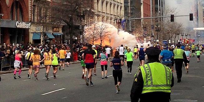 Suasana saat bom meledak di lomba Marathon, Boston, Amerika Serikat