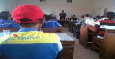 Puluhan Sopir Truk Bbm Minta Kejelasan Status Kompas Puluhan Sopir Truk Bbm Minta Kejelasan Status Kompas