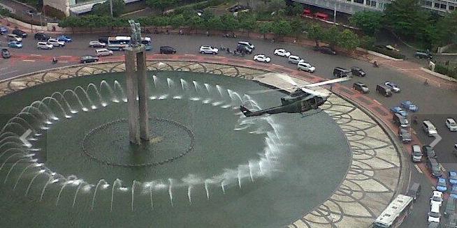 Helikopter TNI AD di Bundaran HI untuk Latihan Rutin
