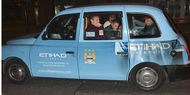 Rayakan Gelar, Bintang MU Naik Mobil City