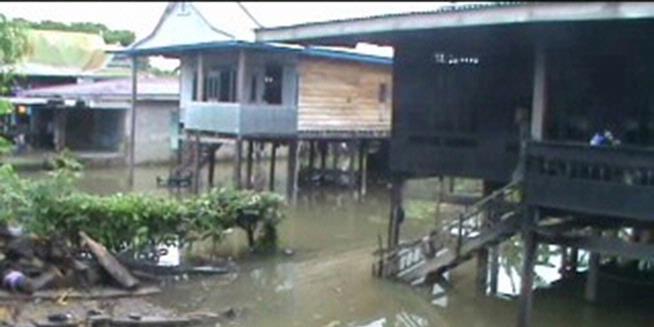 Banjir di Pinrang, Warga Keluar Rumah Pakai Jembatan