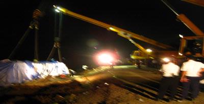 Evakuasi Lokomotif Menggunakan Dua Crane