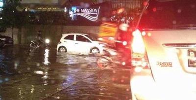 Jakarta Hujan Deras, Genangan Air di Kemang Hadang Pengendara 
