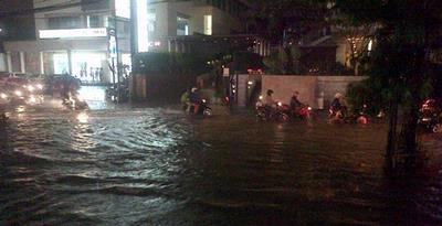 Jakarta Hujan Deras, Genangan Air di Kemang Hadang Pengendara 