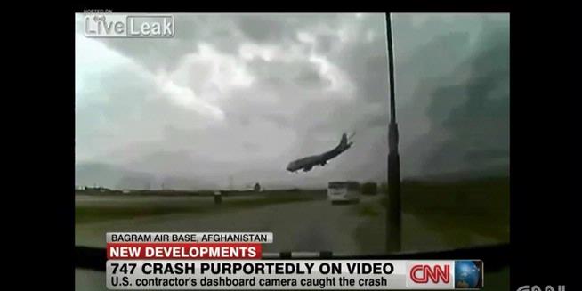 Video Amatir Rekam Detik-detik Pesawat Kargo Amerika Jatuh di Afganistan