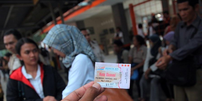 KOMPAS/WISNU WIDIANTORO Tiket perjalanan KRL Ekonomi Palmerah-Serpong ...